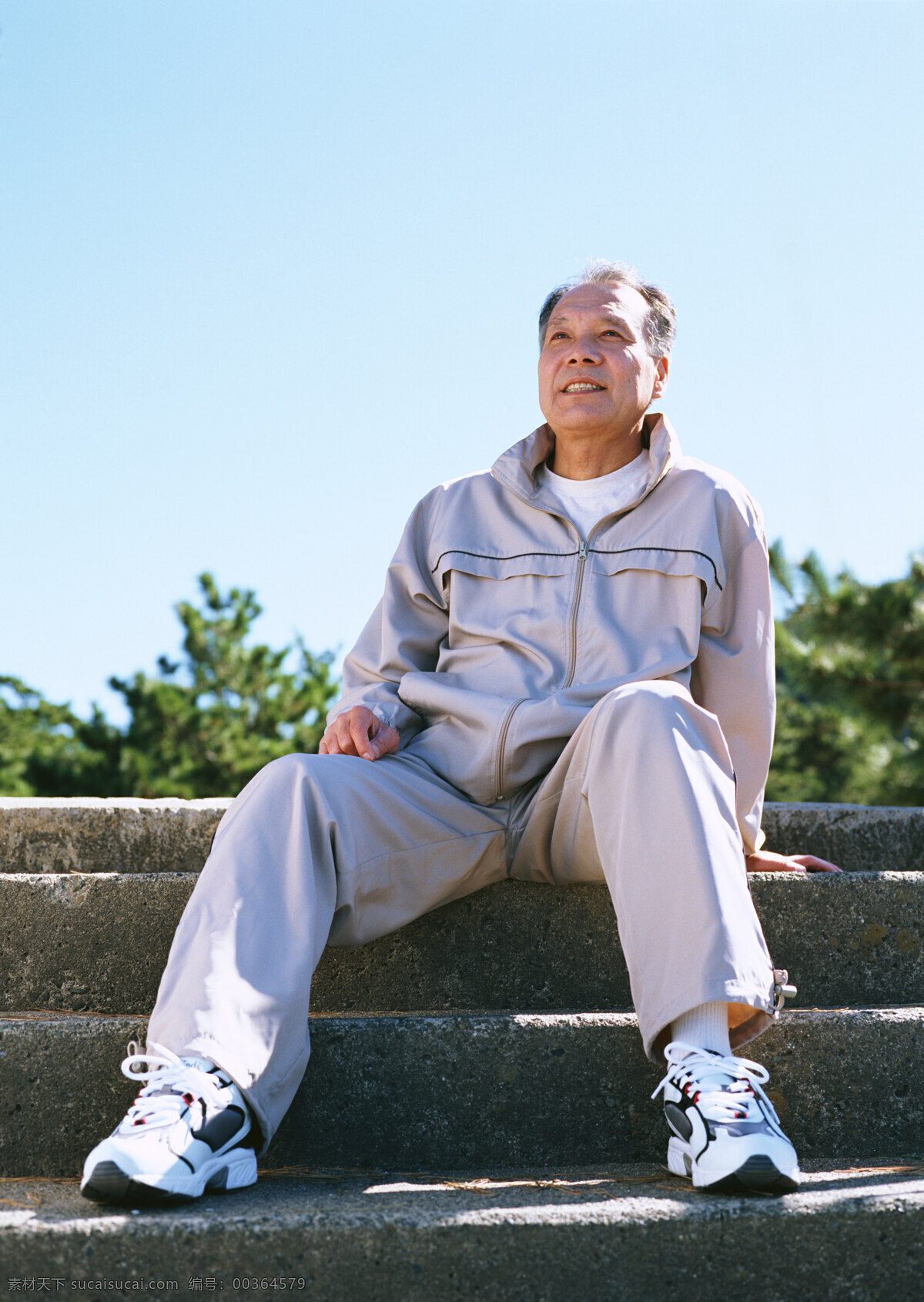 坐在 臺階 上 老年人 中老年人 老人 白發(fā)老人 老年男子 白發(fā)男子 老年男性 笑容 微笑 人物圖庫 老年人物 老年 人物 生活照 攝影圖庫