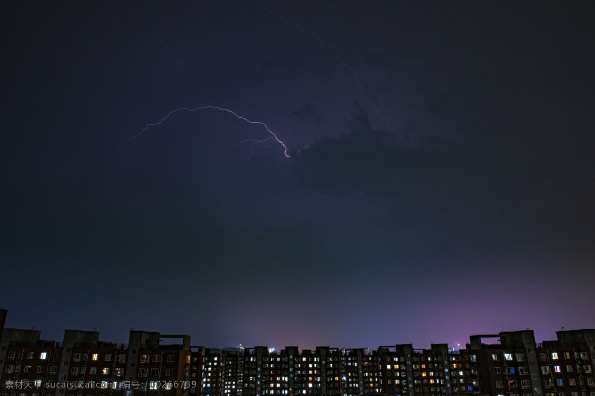 閃電 樓房 夜晚 天空 燈光 烏云 自然景觀 自然風(fēng)景