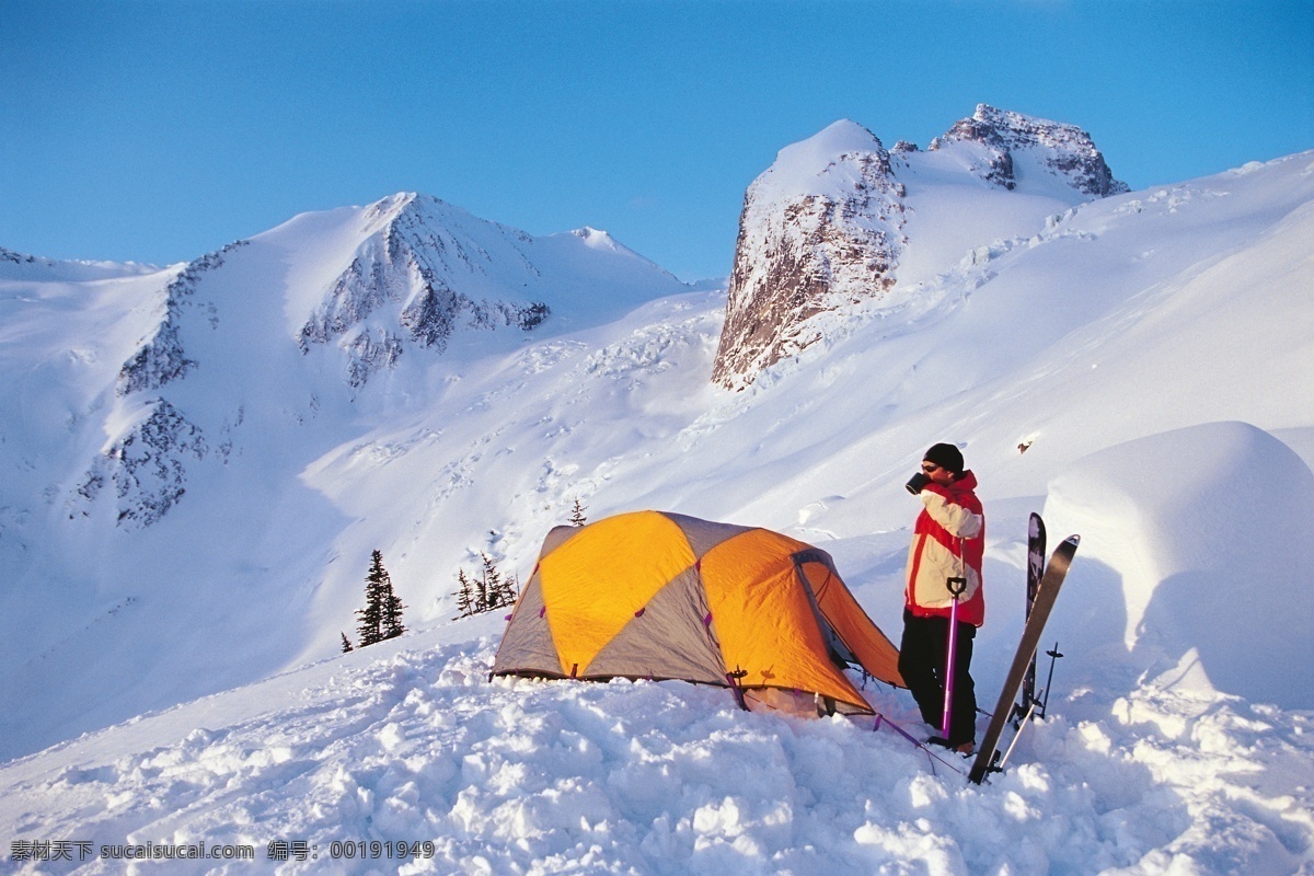 雪山 上 滑雪 运动员 高清 雪地运动 划雪运动 极限运动 体育项目 帐篷 生活百科 风景 摄影图片 高清图片 体育运动 蓝色