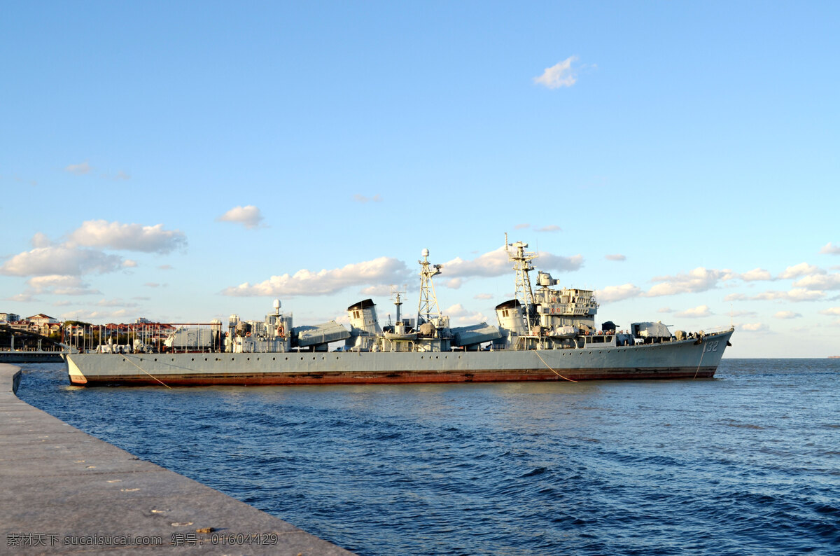 白云 碧水 波濤 大海 海岸 建筑 軍艦 軍事武器 軍艦圖片 大海軍艦 藍(lán)天 現(xiàn)代科技 矢量圖