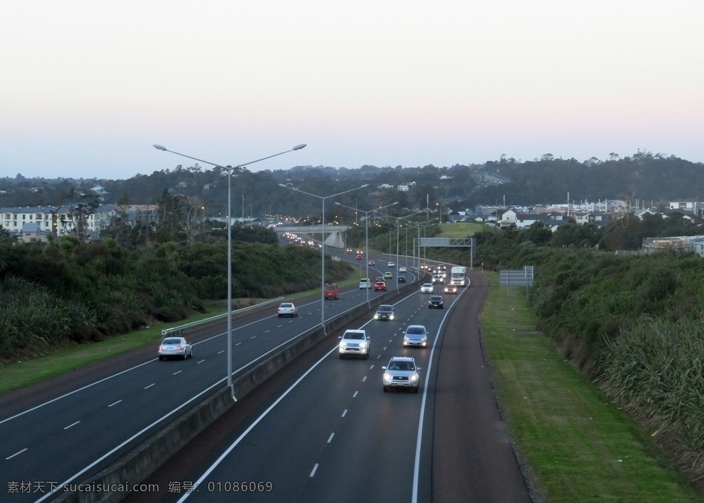 新西兰 高速路 黄昏 风景 天空 蓝天 彩云 远山 建筑群 桥梁 绿树 绿地 草地 车流 新西兰风光 旅游摄影 国外旅游