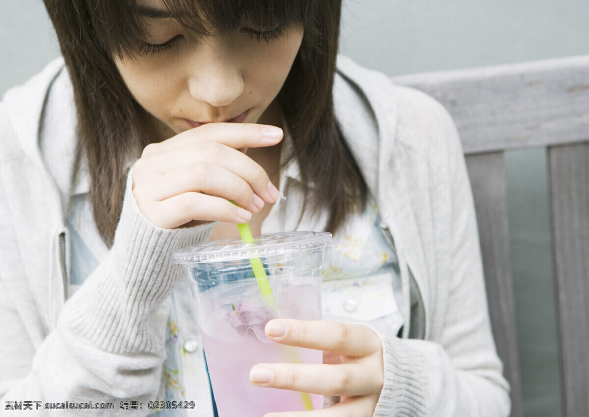 喝 飲料 時(shí)尚 美女圖片 大學(xué)生 時(shí)尚青年 女生 時(shí)尚美女 喝飲料 休閑 高清圖片 人物圖片