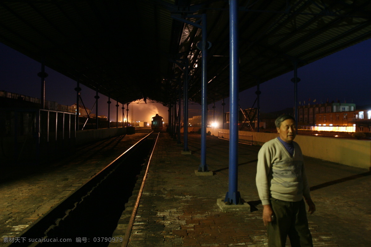 铁路运输线 机车 工人 夜晚 灯光 站台 工业生产 现代科技
