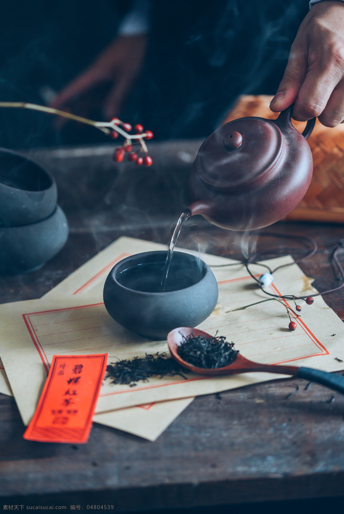 中國(guó)風(fēng) 茶文化 茶葉 倒茶 煙霧 長(zhǎng)衫 靜物 靜物攝影圖 生活方式 生活百科 生活素材