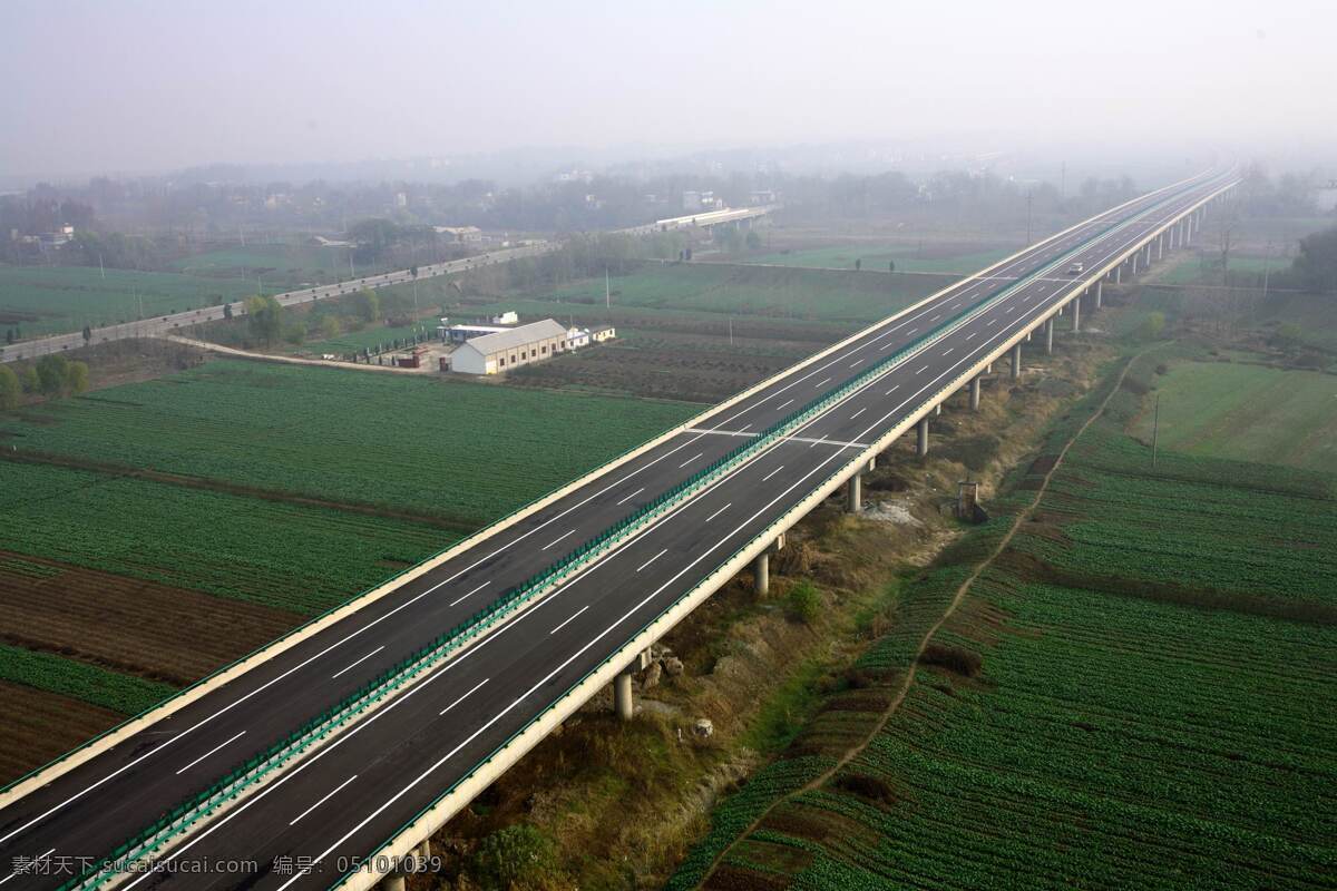 高速公路 高架橋 綠色 寬闊 藍(lán)天 數(shù)木 田地 小屋 村莊 交通工具 現(xiàn)代科技
