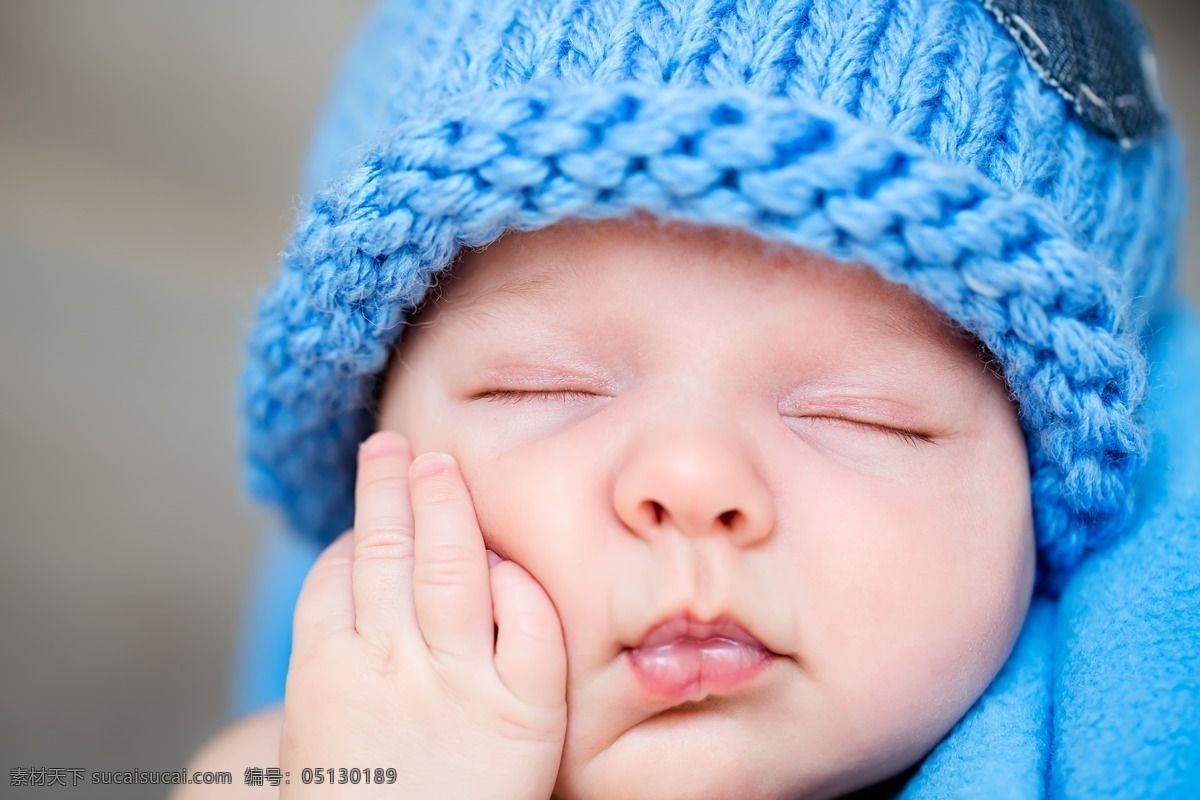 摸 脸 睡觉 婴儿 摸着脸 毛线帽 小孩 婴儿幼儿 幼儿 外国小孩 可爱 婴幼儿 人物 儿童图片 人物图片