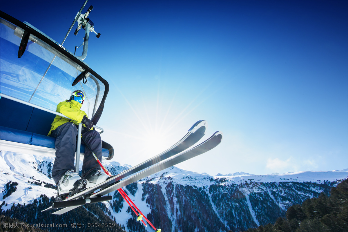 坐在 缆车 上 滑雪 人物 天空 雪山 山峰 雪地 滑雪运动员 滑雪运动 体育运动 滑雪图片 生活百科