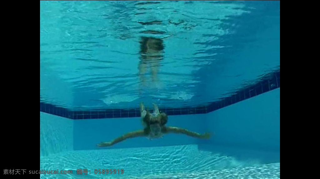 年轻 女子 游泳 高清 实拍 视频 游泳池 蓝色调 水下 运动 开心 表情 实用 光效 合成视频素材 过渡
