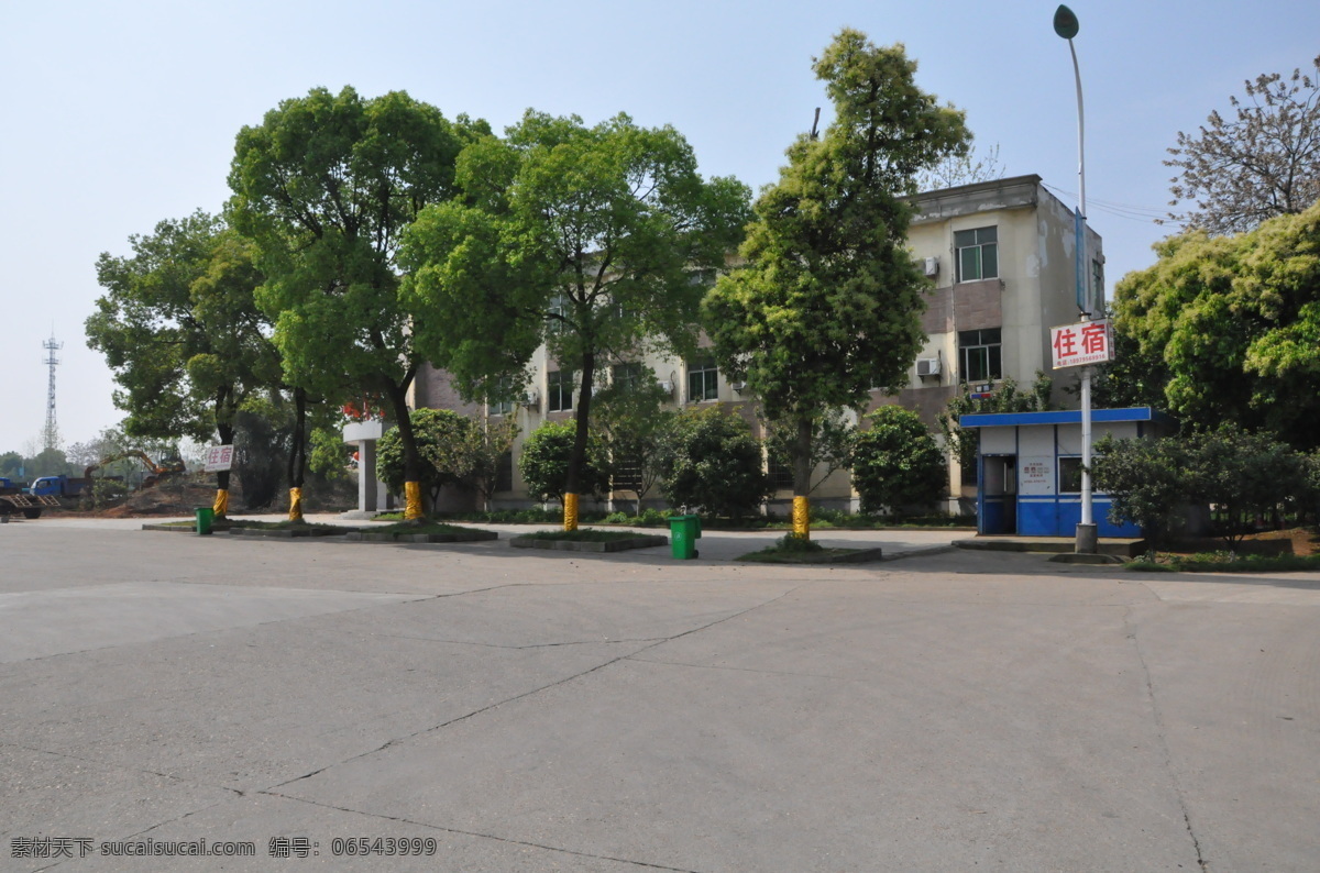 馬路風(fēng)景 樹木 小樓房 鏟車 天空 水泥路 住宿 保安廳 路燈 外景拍攝 建筑園林 建筑攝影