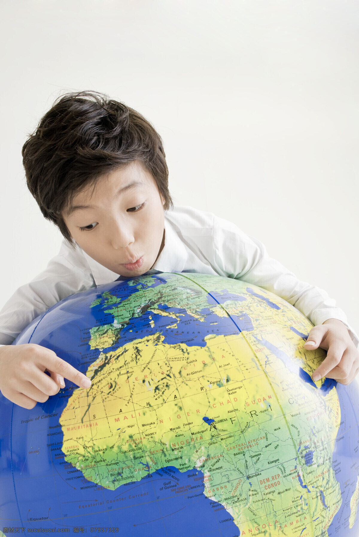观看 地球仪 可爱 男孩 学生 同学 男生 儿童 小学 学校 教育 课堂 微笑 地理课 地图 摄影图 素材图库 高清图片 地球图片 环境家居