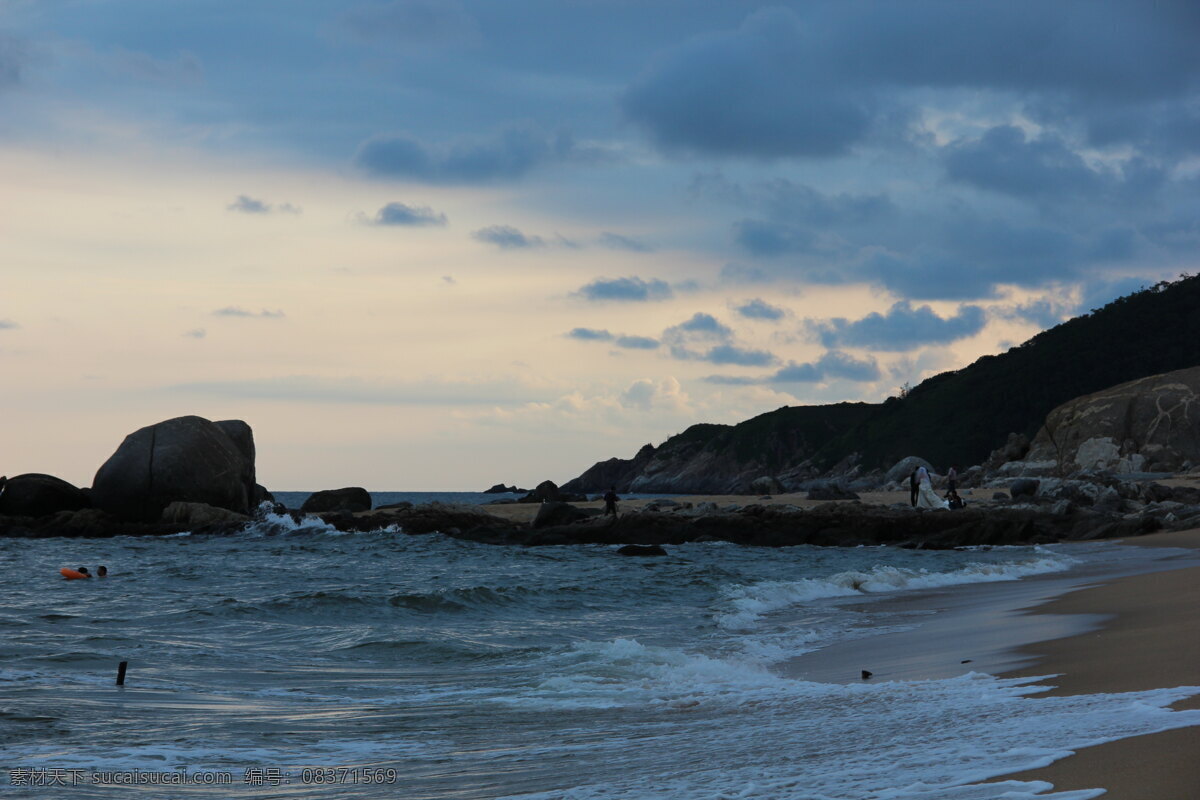 大海 大船 國內(nèi)旅游 海浪 海水 礁石 旅游攝影 山巒 海石 晚霞 中國 金沙 灣 海灘 psd源文件