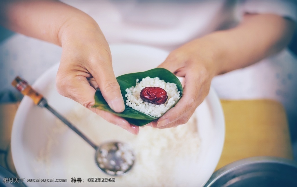 包粽子 粽子 甜粽 咸粽 肉粽 糯米粽子 棗粽 豆沙粽 蛋黃粽 蛋黃肉粽 手工粽 粽葉 棗子 端午節(jié) 蒸粽子 竹筒粽 長粽子 三角粽 方形棕 咸鴨蛋 米粽 水晶粽 糯米粽 黑米粽 赤豆粽 赤豆粽子