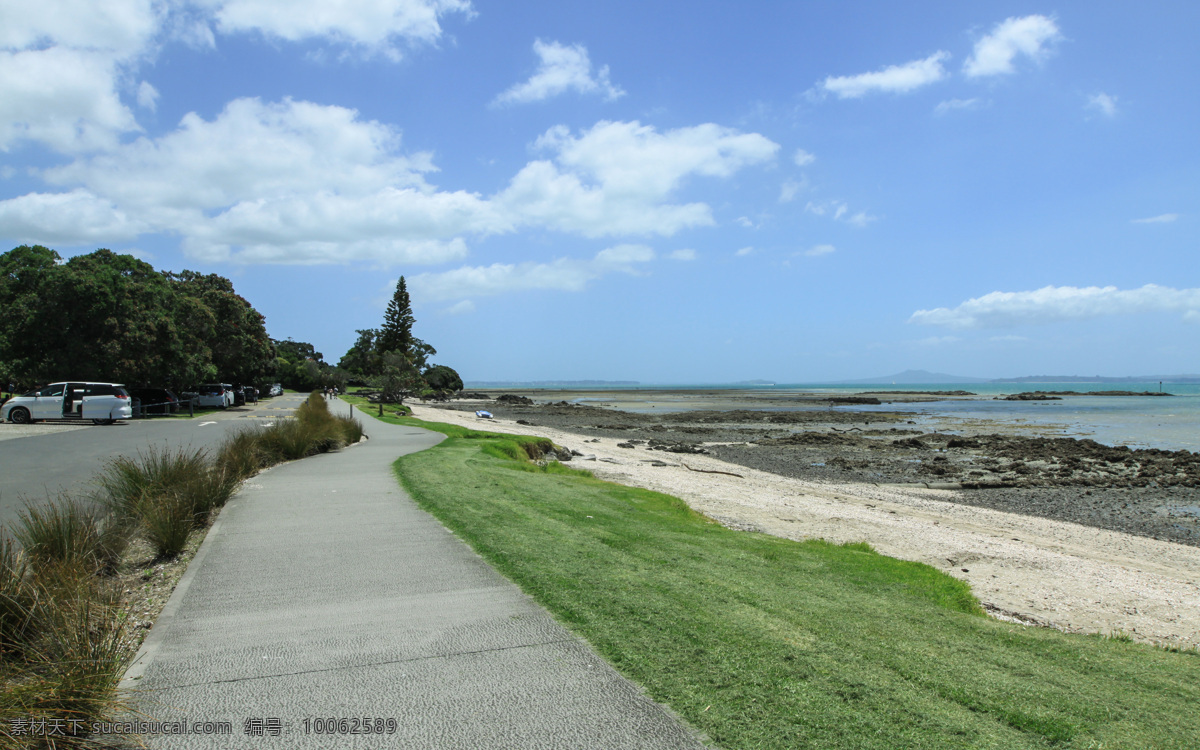 新西兰 卡瓦 贝 海滨 风景 天空 蓝天 白云 远山 大海 海水 海滩 绿树 草地 步道 车辆 风光 自然景观 自然风景