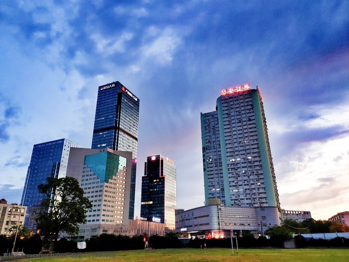 城市建筑 夜景 路 城市風(fēng)景 樓房 小區(qū) 城市景觀 建筑物 燈光 繁華 大廈 大樓 建筑群 高樓 都市 街道 商場 公共設(shè)施 城市設(shè)施 地鐵 公交 住宅 寫字樓 辦公樓 站臺 交通 餐飲美食 傳統(tǒng)美食
