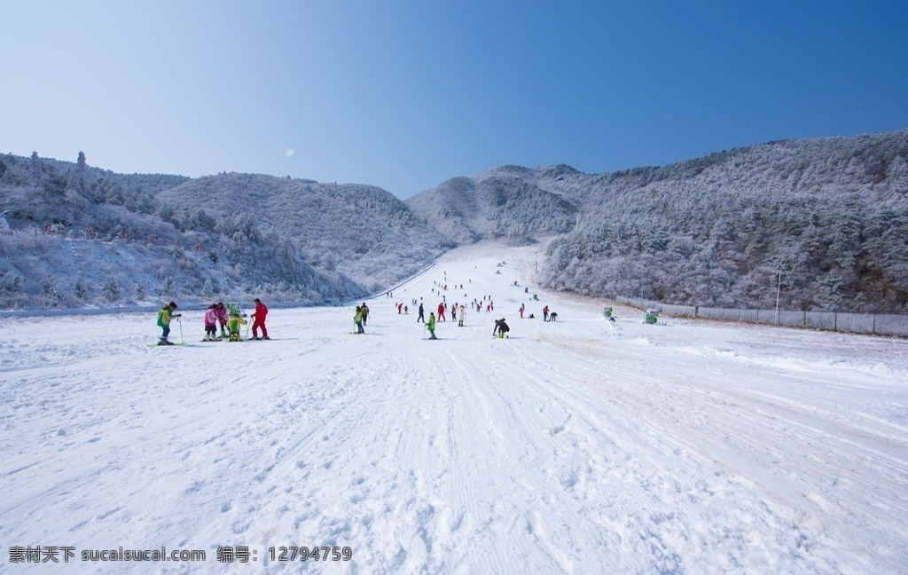 滑雪场图片 滑雪场 滑雪 娱乐 高山 天空 寒冷 多娇江山 自然景观 自然风景