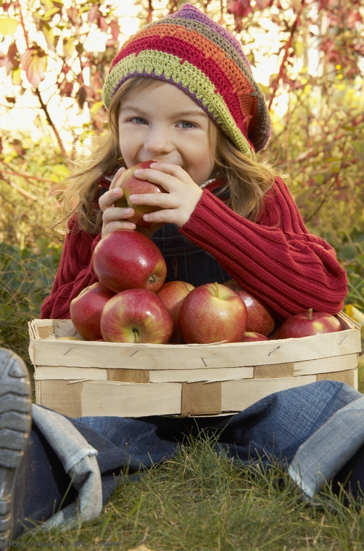 吃 苹果 小女孩 水果 吃东西 女孩 儿童 小孩 草地 野外 田野 人物 人物摄影 人物素材 生活人物 人物图片