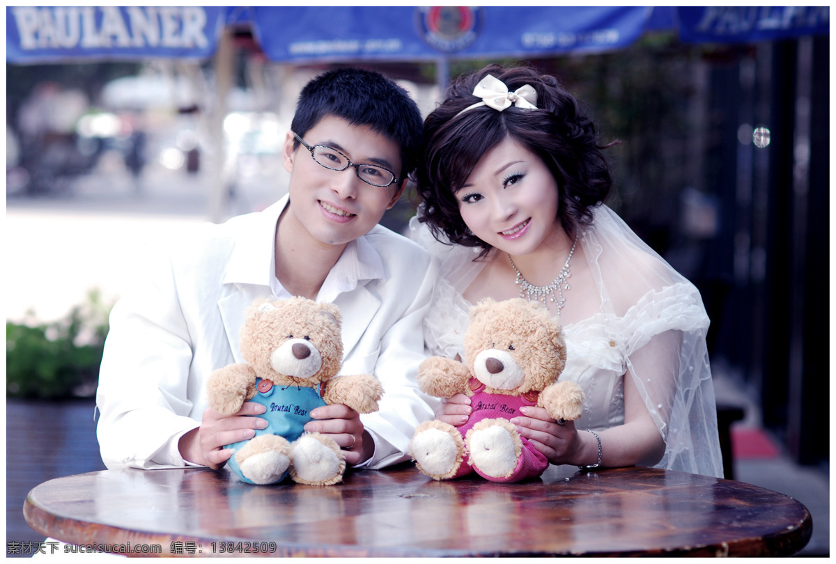 高清晰 婚纱摄影 写真 婚纱 人物摄影 人物图库 新郎新娘 桌子 写真图片 小熊玩具 psd源文件