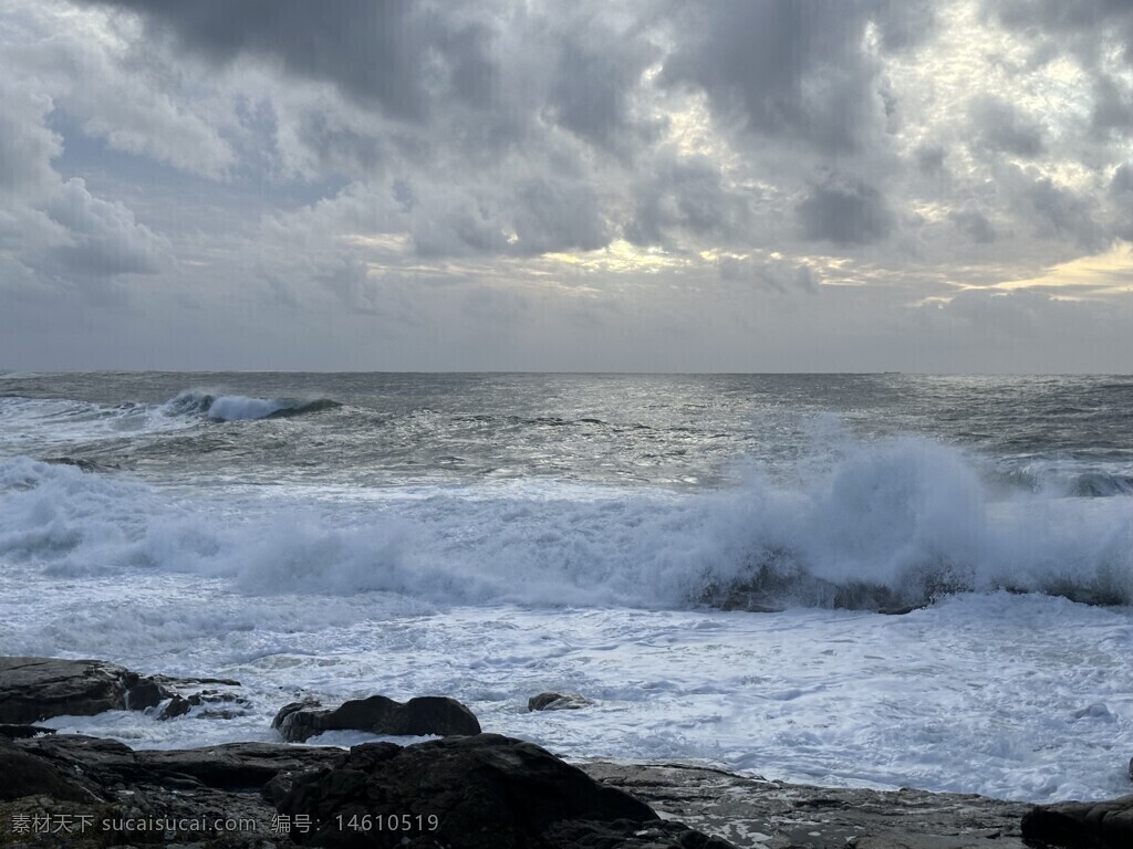 海浪 波濤洶涌 自然風(fēng)景 天空云層 厚重云朵 海洋景色 巖石海岸 海浪沖擊 灰色天空 海天一色 潮濕氣息 海岸線 海洋風(fēng)暴