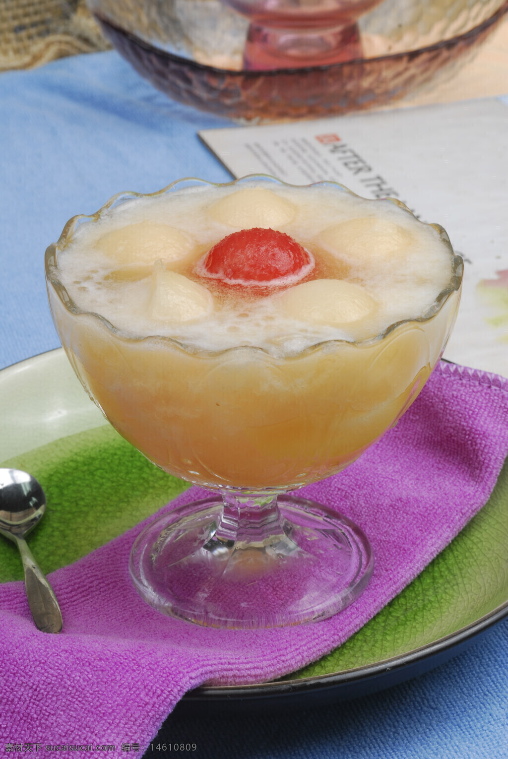 荔枝甜点 夏日甜品 清凉解暑 水果甜点 冰凉美食 甜品摄影 透明果冻碗 清新甜品 奶香甜点 果味甜品 荔枝果肉 精致甜点 夏季美食 清爽口感 餐后甜品