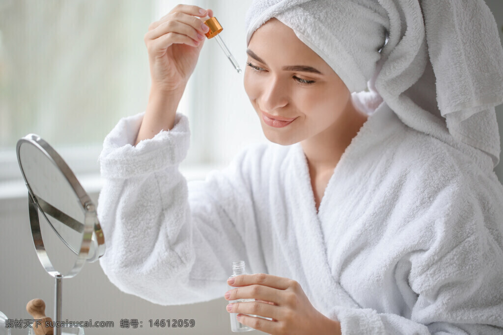 女性 美容 面部護理 浴袍 護膚 精華液 梳妝鏡 白色毛巾 居家 生活方式 自我護理 日常護膚
