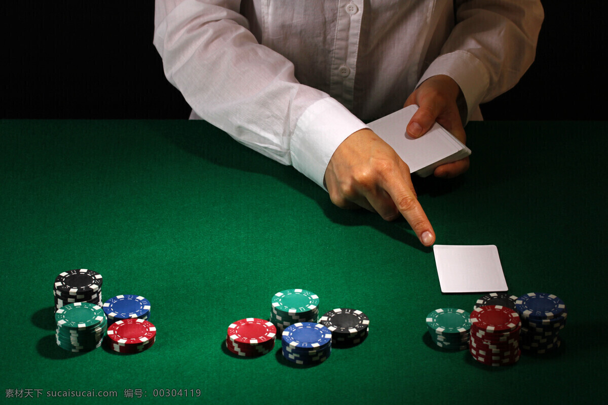分 牌 男人 赌桌 桌面 扑克牌 筹码 红色骰子 分牌 扑克 赌博 影音娱乐 生活百科