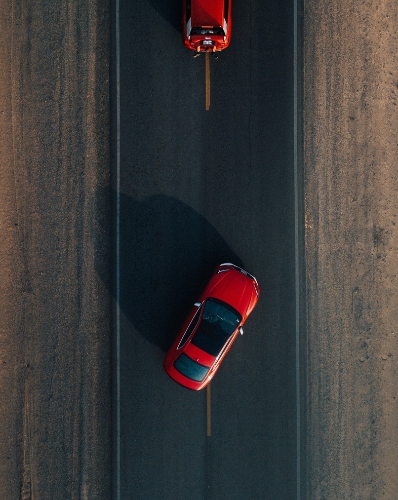 公路 上 红色 轿车 红色轿车 行驶 安全 直达 现代科技 交通工具