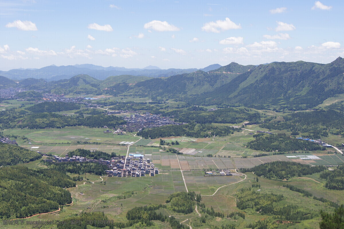 山顶俯瞰 蓝天 白云 村落 溪流 山顶俯视 绿山 山峦 绿树 摄影景观 国内旅游 旅游摄影