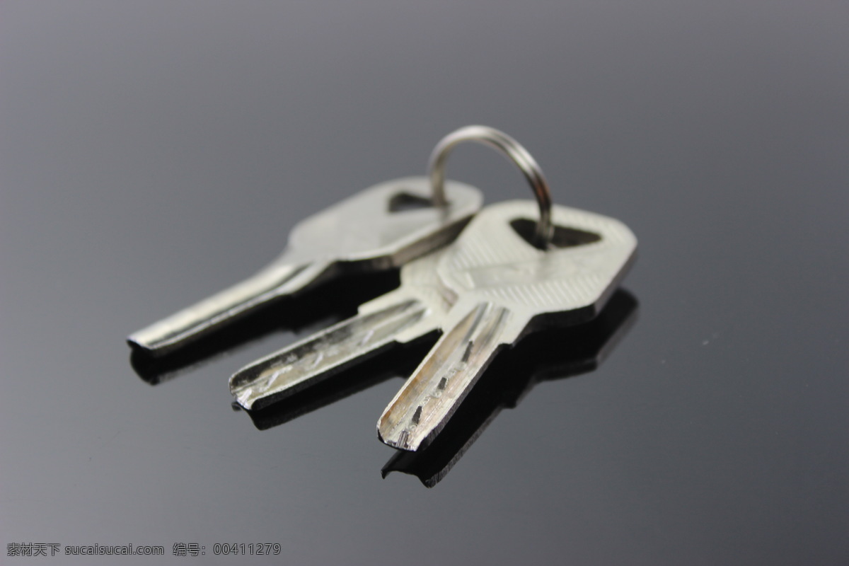 三把金属钥匙 钥匙串 金属质感 反光 月牙钥匙 三把钥匙