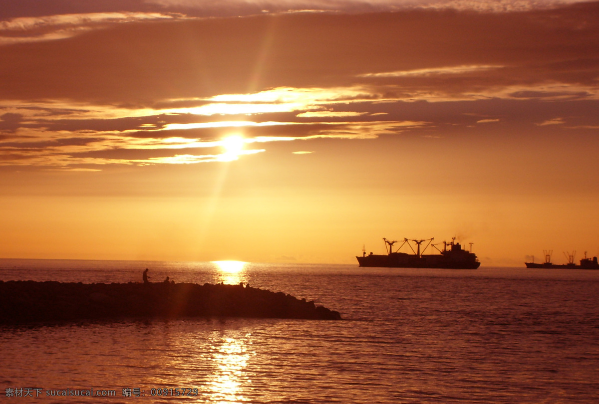 大海落日 大海 海岸线 小岛 岛屿 落日 夕阳 黄昏 霞光 晚霞 云彩 油轮 货轮 货船 自然美景 自然风景 自然景观