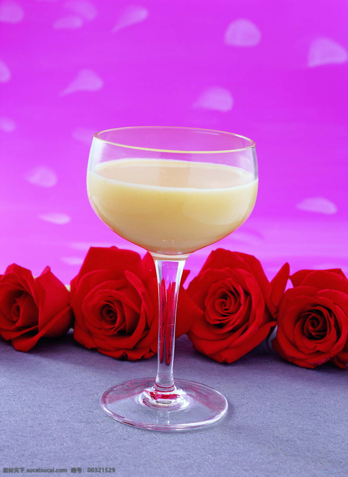 果汁和玫瑰花 果汁 玫瑰花 鲜花 杯子 饮料 酒水饮料 餐饮美食 紫色