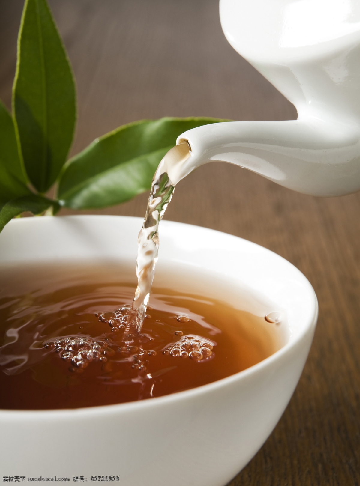 倒茶高清摄影 茶 茶文化 茶素材 茶杯 红茶 倒茶 茶叶 茶背景 茶杯素材 摄影图库 酒水饮料 餐饮美食 白色