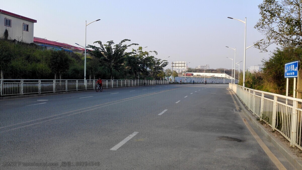 空旷的道路 道路 公路 空旷 宽阔 天空 建筑 绿化带 建筑景观 自然景观