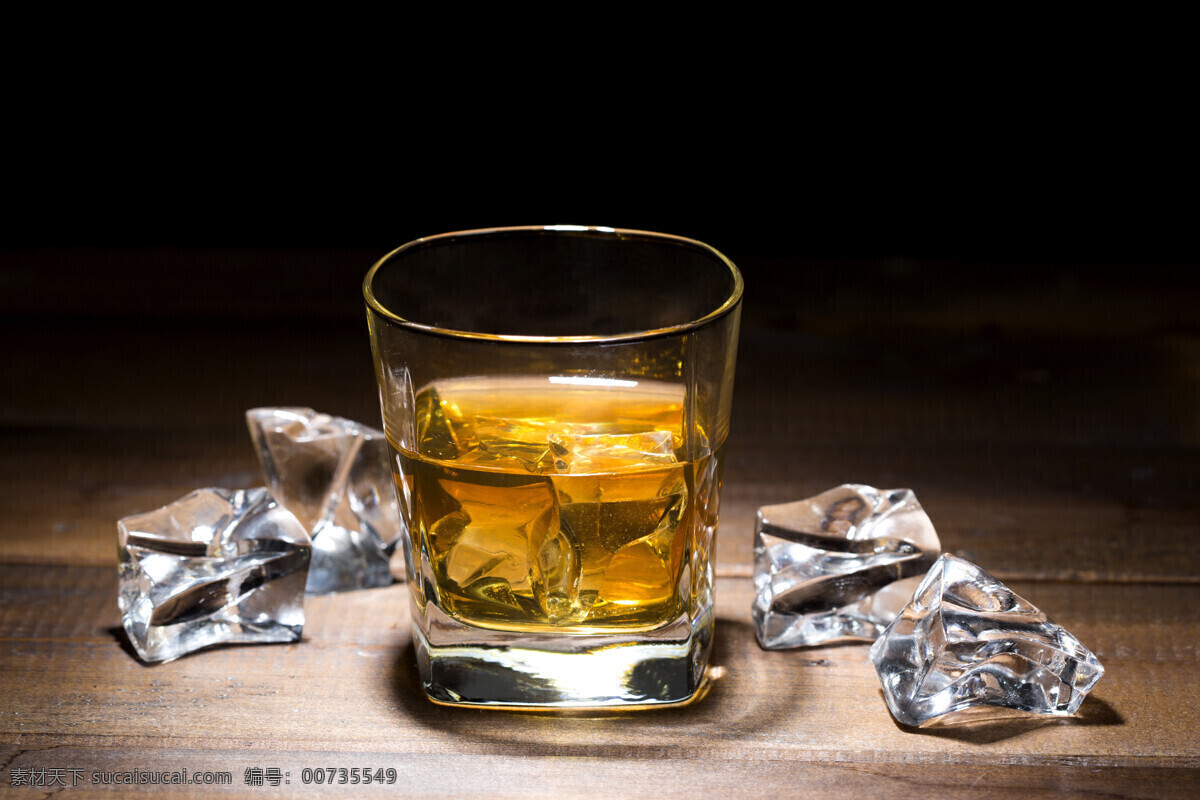 冰块 威士忌 外国酒 酒杯 酒 玻璃杯子 休闲饮品 酒水饮料 酒类图片 餐饮美食