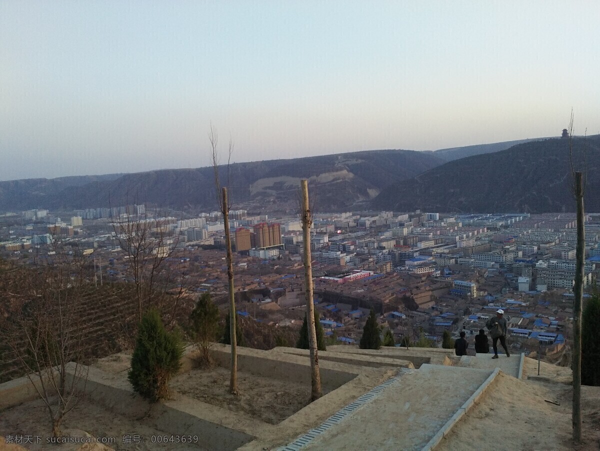 小县城一览 楼房 房屋 树木 人员 大山 旅游摄影 人文景观