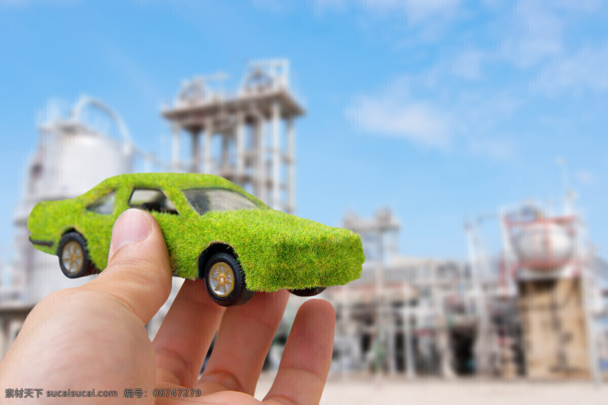 手里 一个 长满 草 汽车模型 手 汽车 绿草 草坪 绿色 建筑物 蓝天 白云 山水风景 风景图片