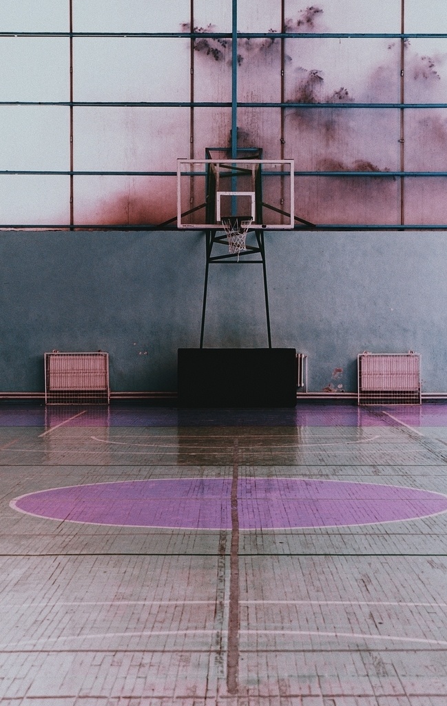 室内篮球场 篮球 篮球场 篮筐 彩色篮球场 篮球运动 彩色墙壁 文化艺术 体育运动