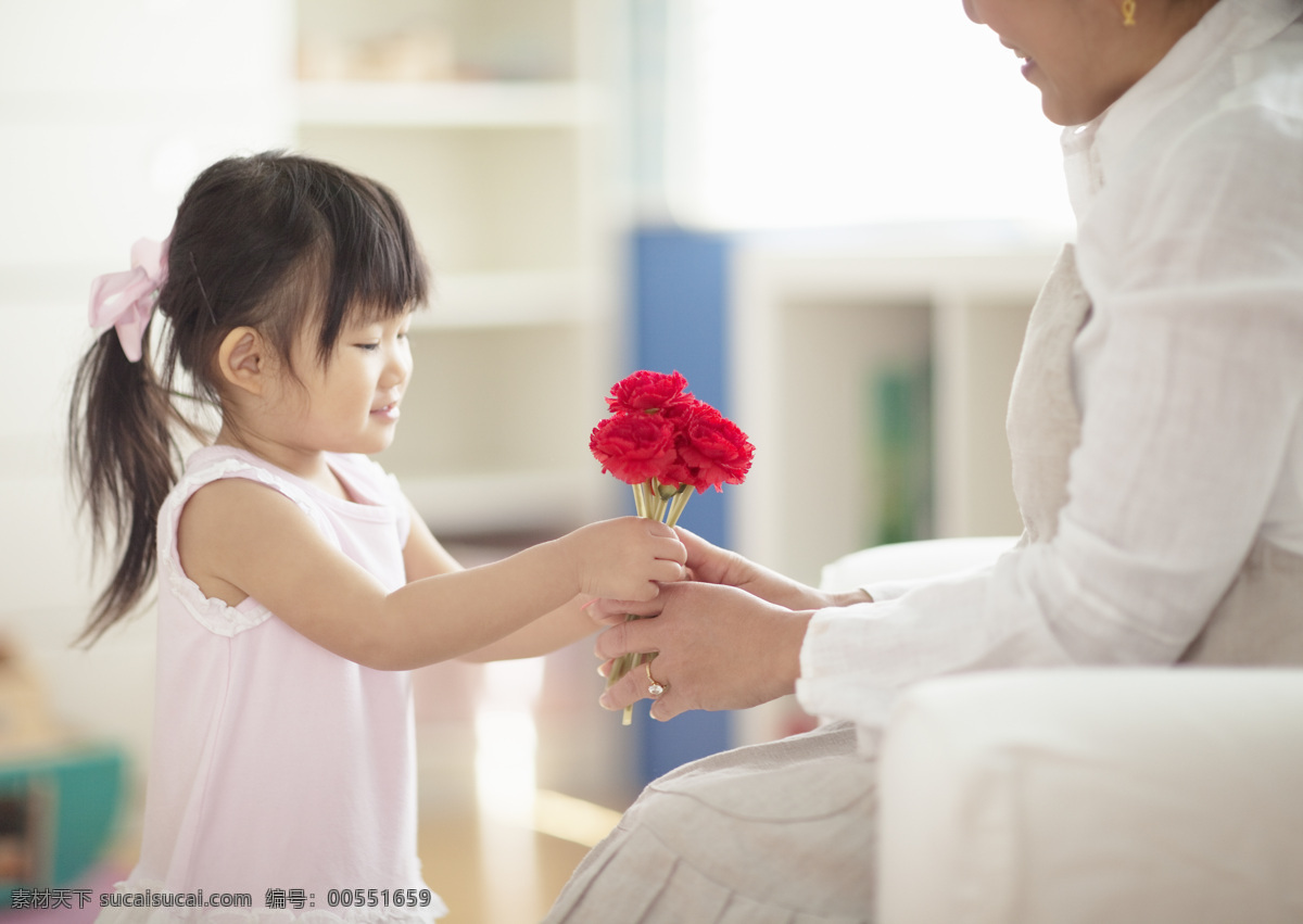 节日 节日礼物 节日庆祝 卡片 康乃馨 礼物 妈妈 母亲 母亲节 鲜花 小女孩 祝福 祝福母亲 日常生活 人物图库 节日素材 母亲父亲节