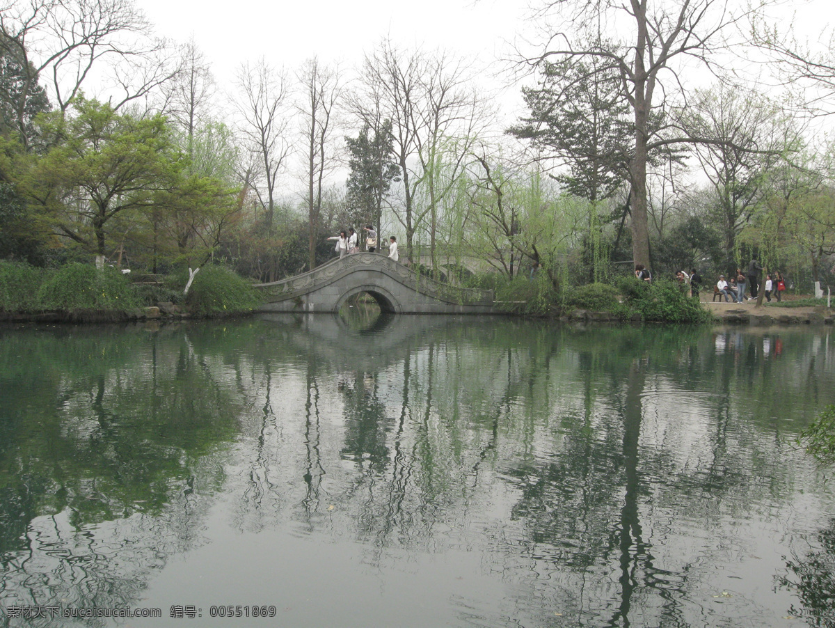 湖水免费下载 杭州 湖水 绿色植物 绿树 桥 树 水中倒影 西湖 西湖风景 小桥流水 杭州西湖 风景 图 生活 旅游餐饮