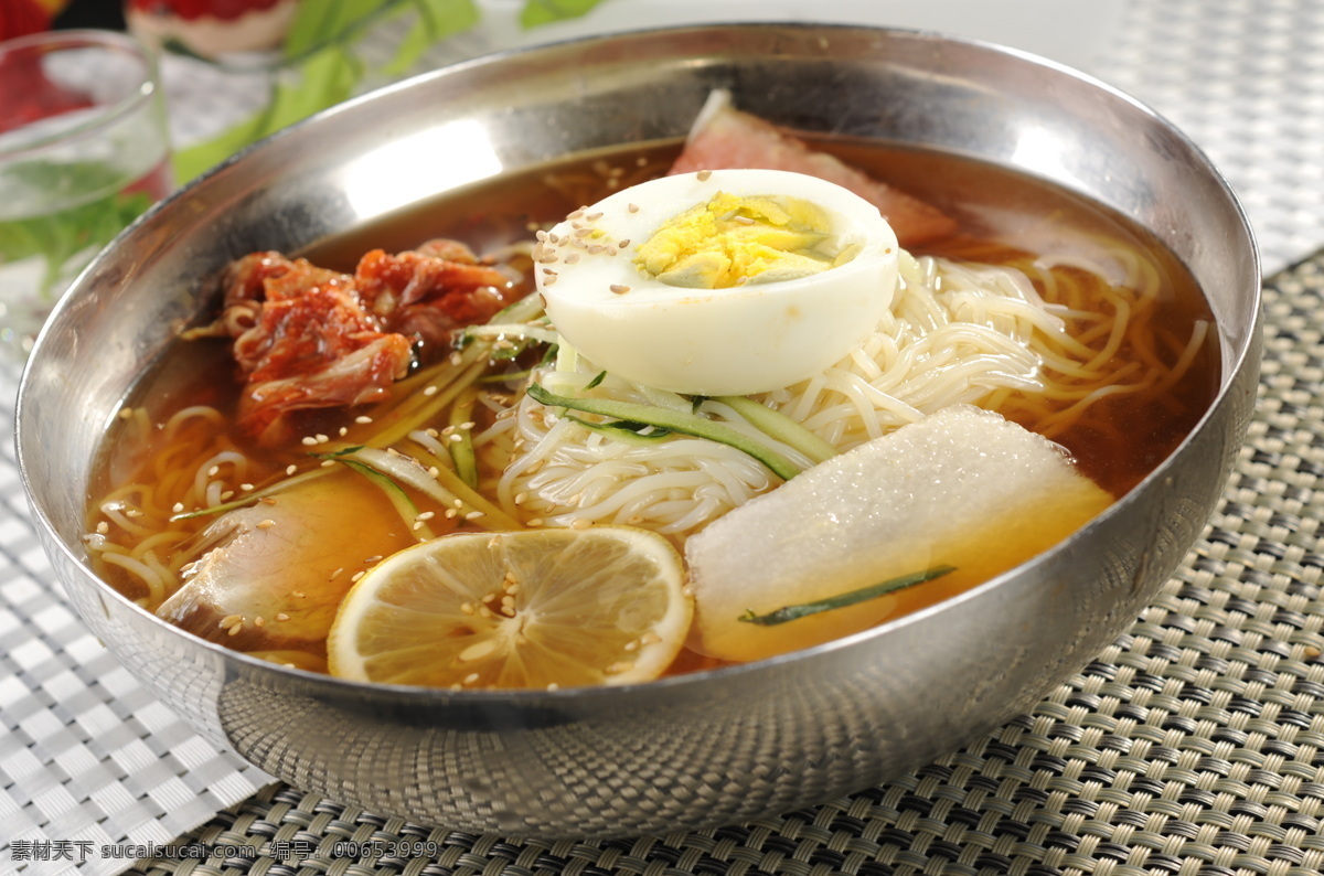 韩式冷面 鸡蛋 橙子 牛肉 冷面 主食 辣椒 黄瓜丝 芝麻 菜图 传统美食 餐饮美食