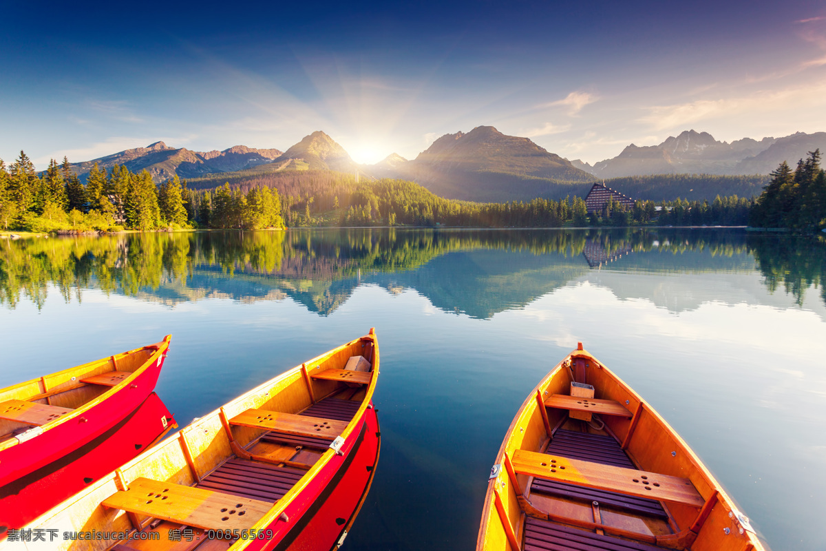 湖泊上的木船 木船 游船 湖泊风景 湖面风景 美丽风景 美丽景色 美丽风光 美景 风景摄影 天空云彩 自然景观 白色