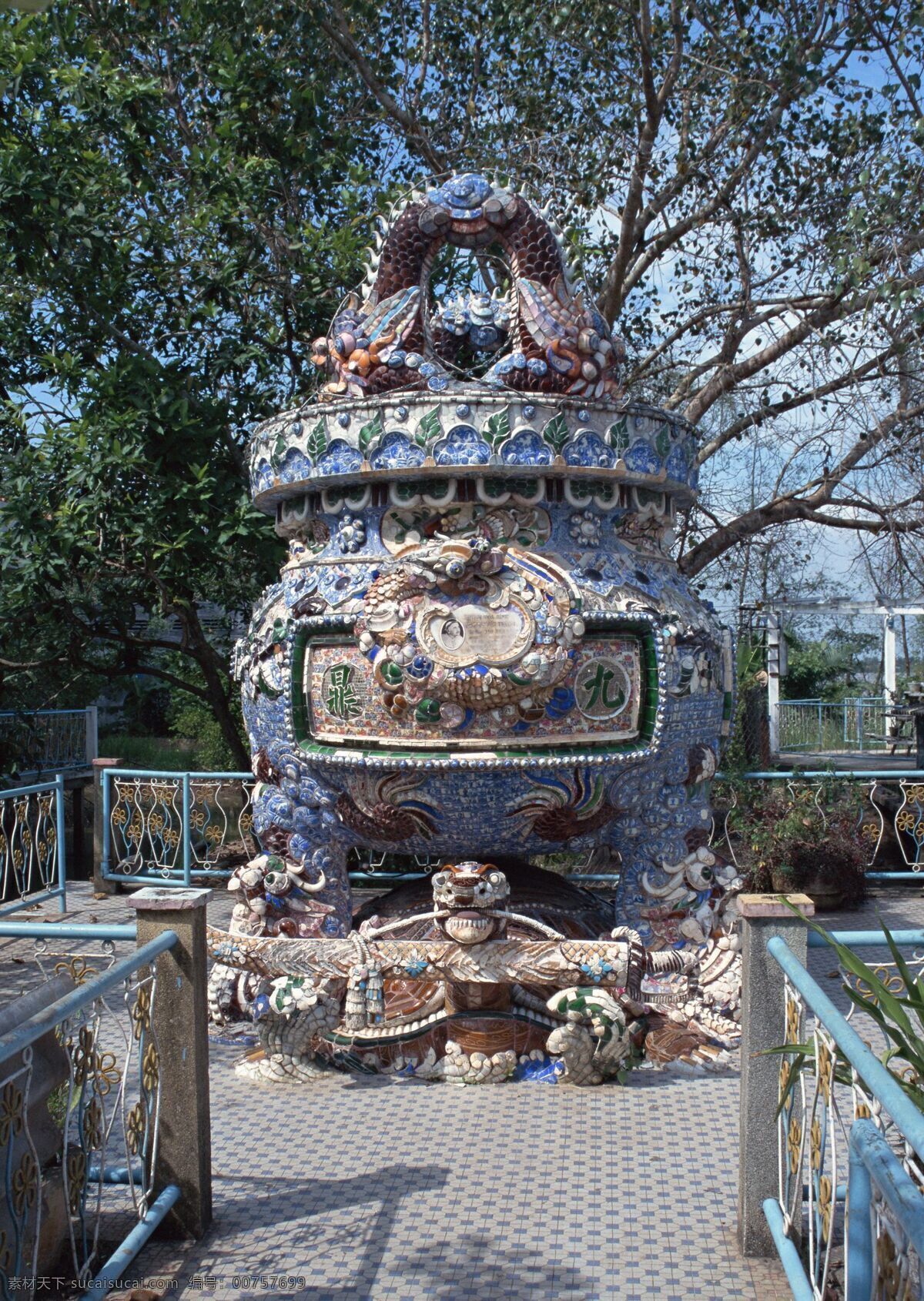 老挝33 老挝风景 雕塑 路 树 栅栏 灰色