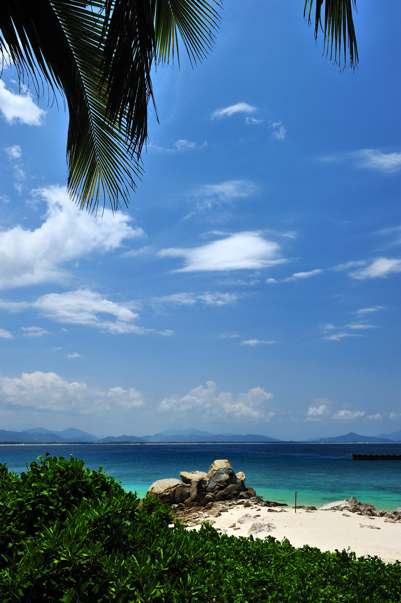 海南风景 海南 三亚 椰树 风景 景点 景区 旅游 蓝天 白云 蓝天白云 大海 海洋 沙滩 水 山 船 石头 海岸 岸边 自然风景 自然景观