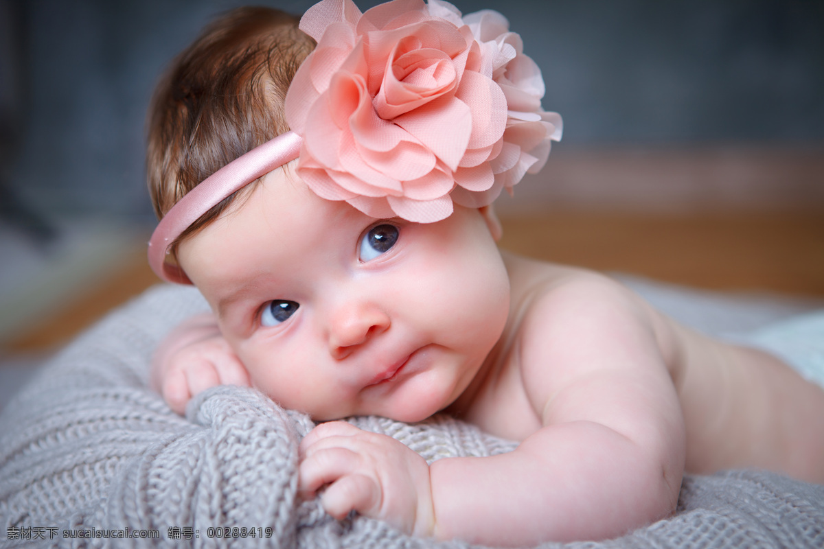 头 戴 花朵 婴儿 出生婴儿 快乐儿童 小孩子 baby 儿童幼儿 宝宝摄影 宝宝图片 人物图片