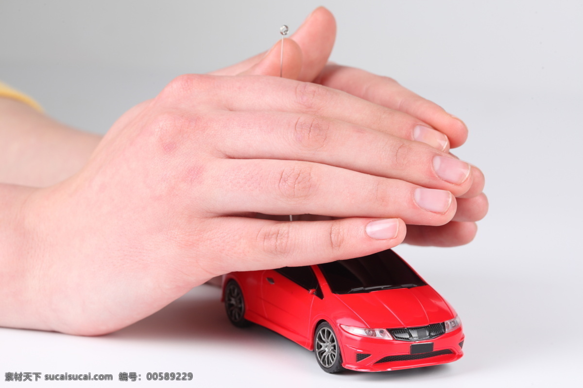 手心 里 玩具 汽车 红色玩具汽车 汽车玩具 遥控汽车 玩具推广 双手 手部特写 汽车图片 现代科技