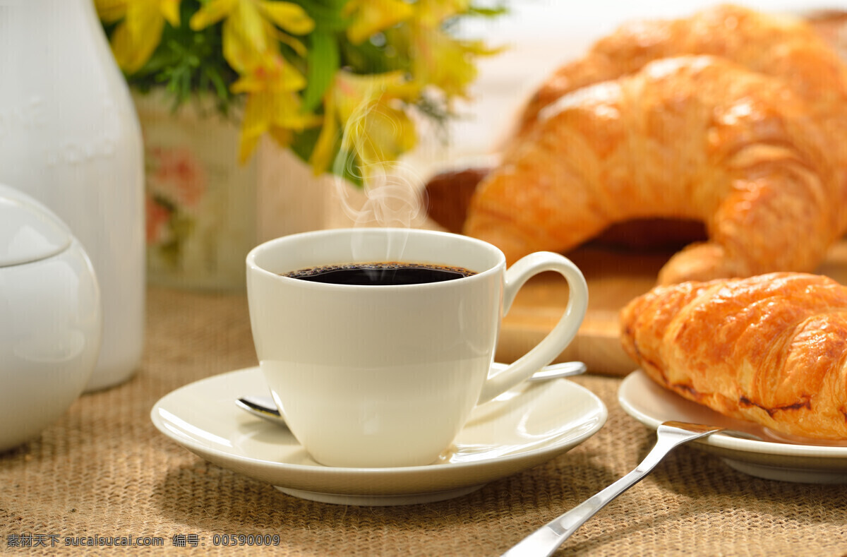 咖啡面包早餐 咖啡 面包 早餐 爱心早餐 咖啡杯 勺子 饮食 美食 美味 热咖啡 热气 早点 西餐美食 餐饮美食