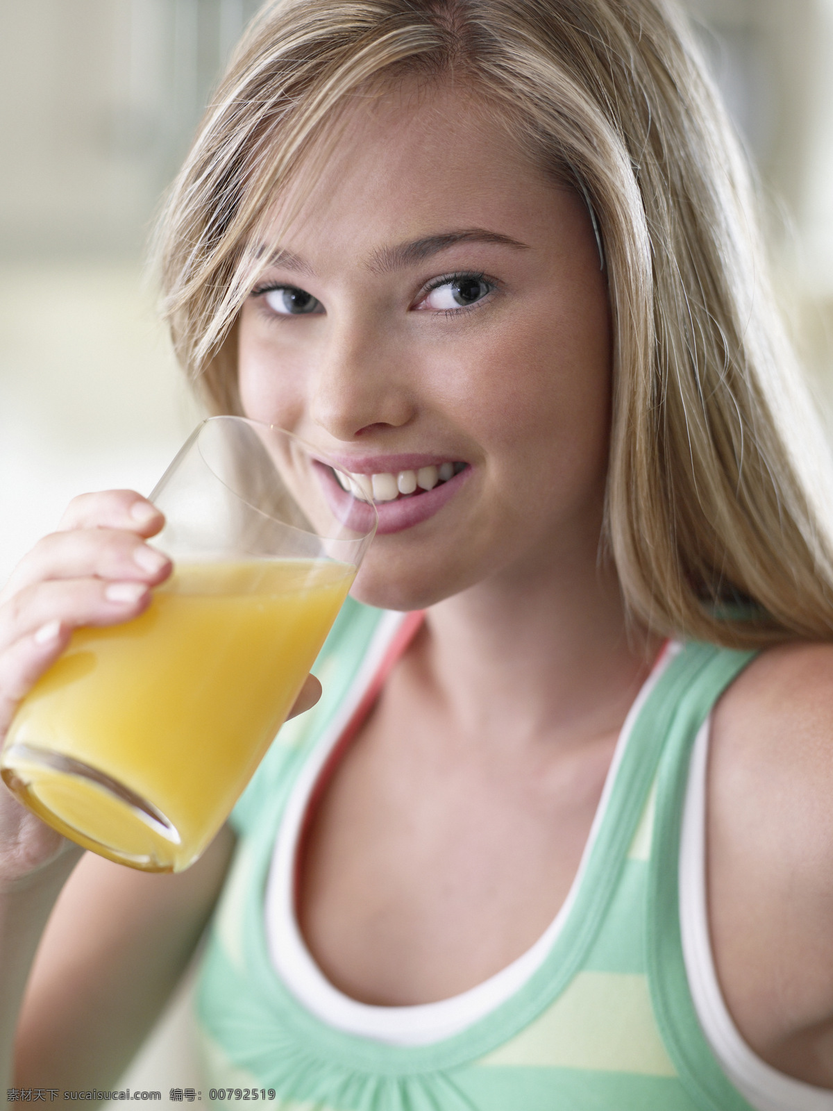 准备 喝 果汁 少女 人物 女性 健康生活 贝子 饮料 橙汁 微笑 生活人物 人物图片
