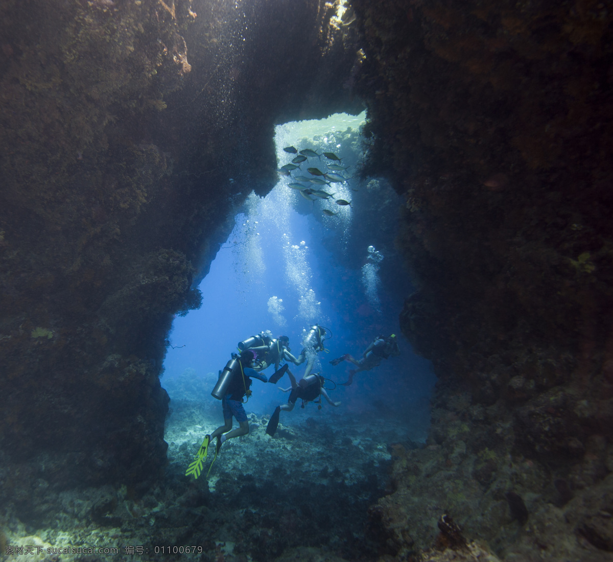 海里 岩洞 里 潜水员 海底生物 大海 潜水者 男女潜水员 生活人物 海底世界 其他类别 生活百科