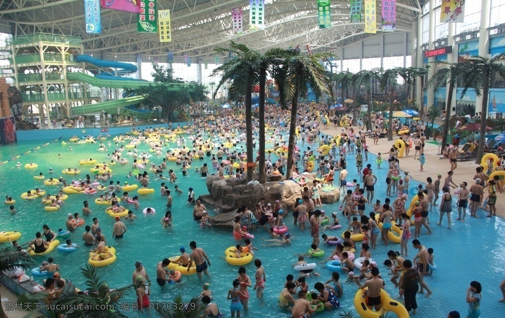 水上乐园玩水 水上乐园 大量游客 玩水 室内水上乐园 旅游摄影