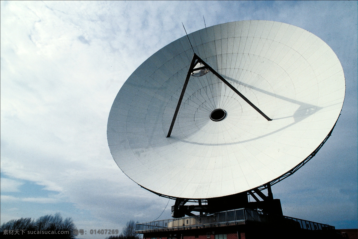 雷达监测站 信号接收站 蓝天 白云 科学研究 现代科技