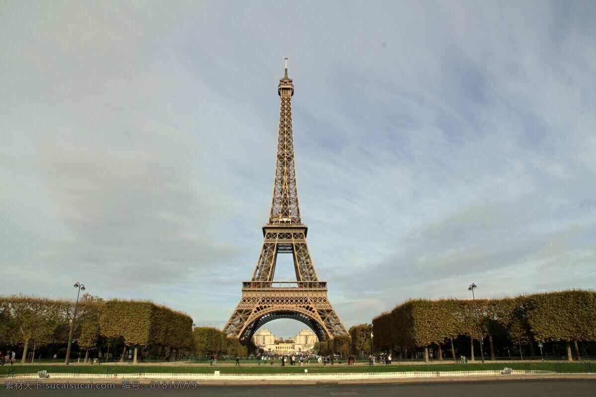 巴黎埃菲尔铁塔 风景图片素材 法国风光 自然景观 巴黎 埃菲尔铁塔 名胜古迹 蓝天 白云 树木 草地 游人 旅游摄影 国外旅游